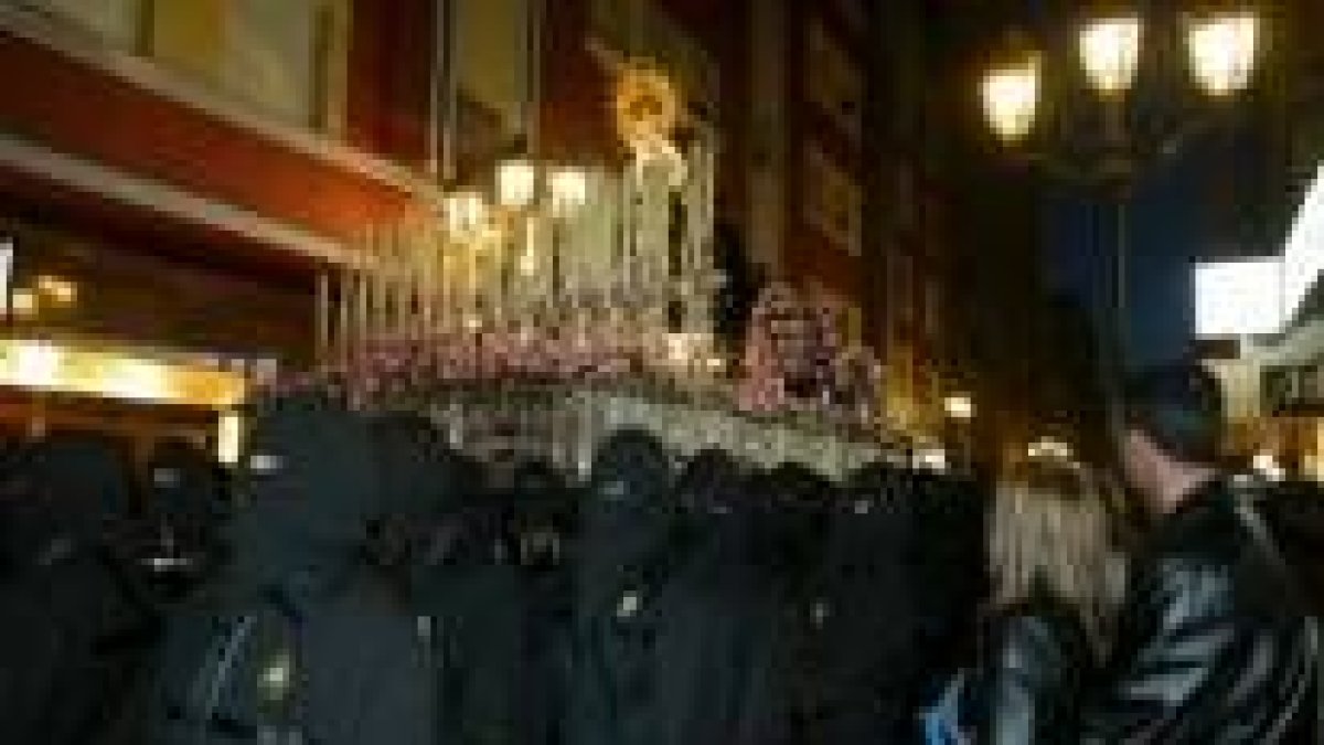 La procesión del Dolor de Nuestra Madre, organizada por Angustias y Soledad, en Burgo Nuevo