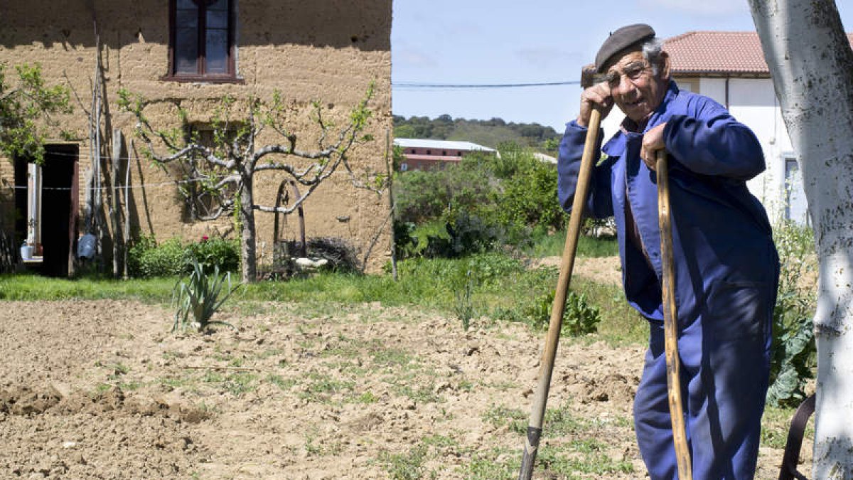 Un vecino de Santibáñez de Valdeiglesias trabajando en su huerta. El elemento humano está muy presente en la obra.