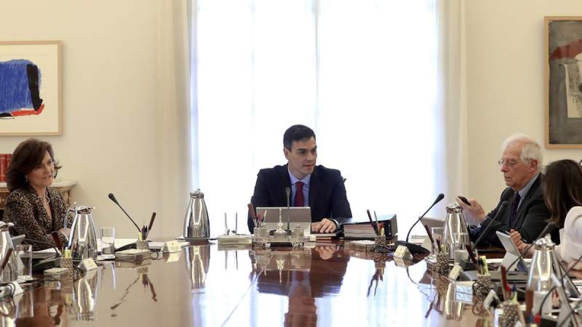 Pedro Sánchez preside una de las reuniones del Consejo de MInistros. BALLESTEROS