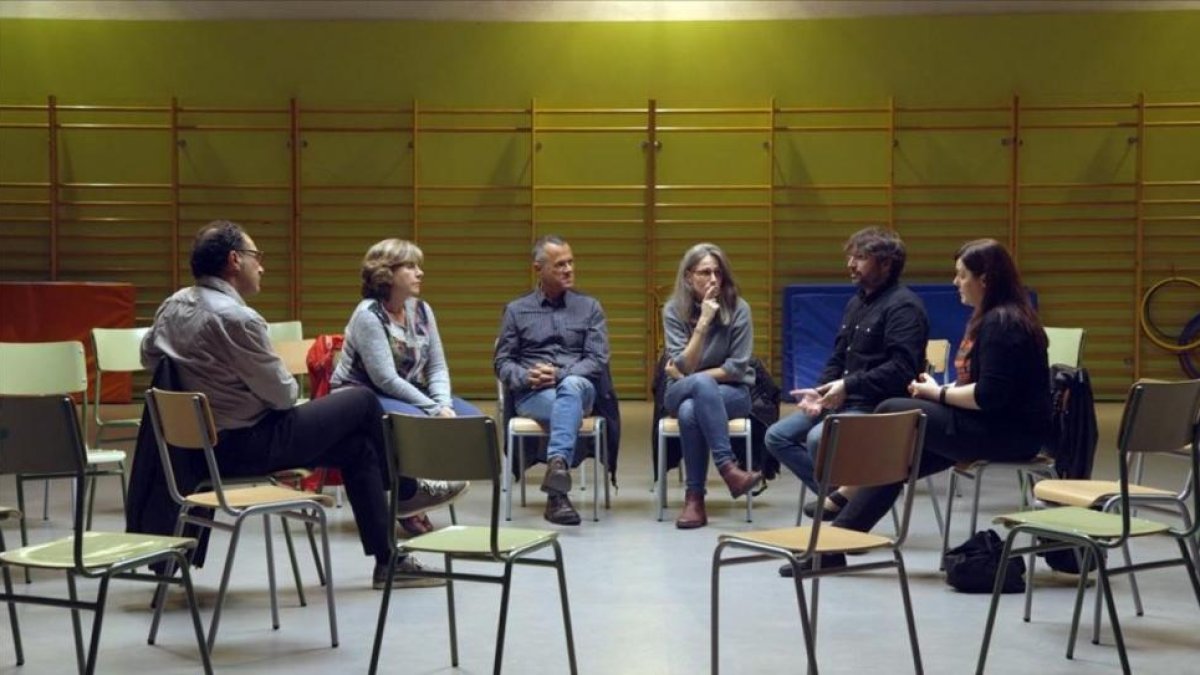 Jordi Évole, junto a padres y profesores, en el programa de La Sexta 'Salvados'.