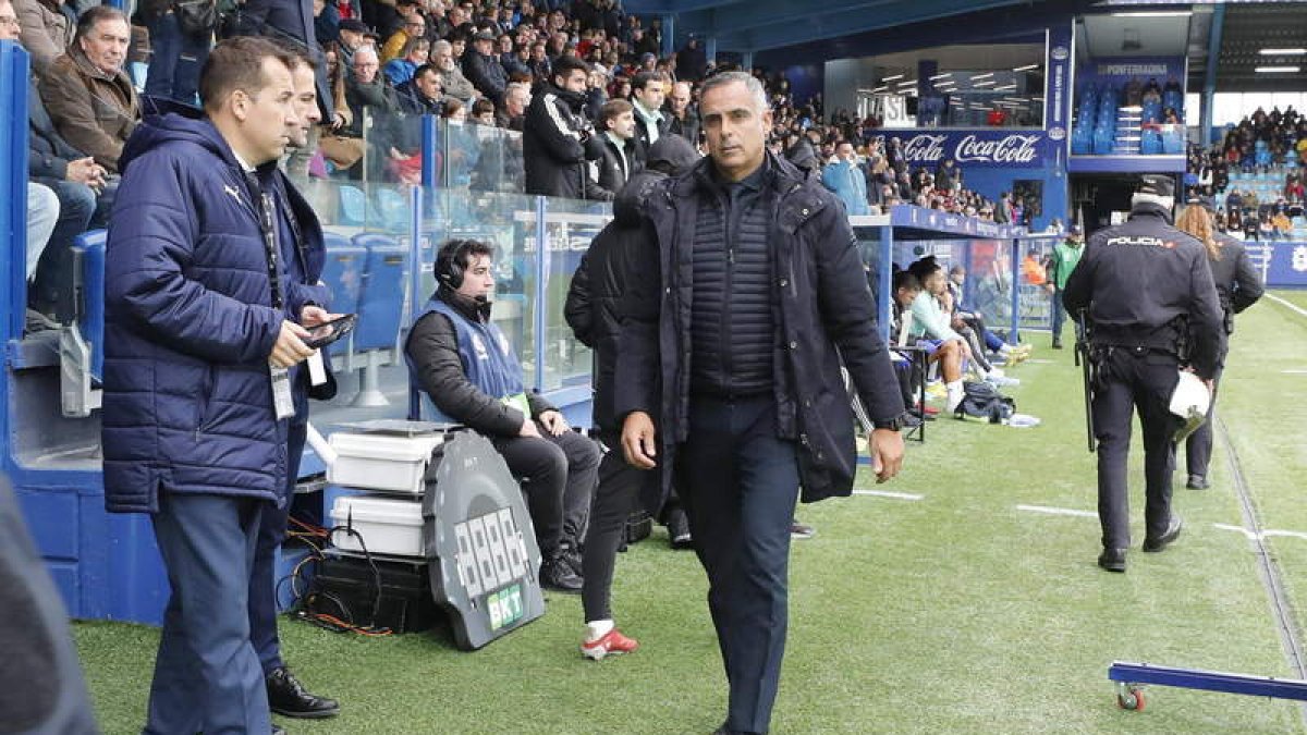 Al acabar el partido José Gomes fue a hablar con el presidente para comunicarle su dimisión, algo que luego anunció a sus jugadores y más tarde a la prensa. ANA F. BARREDO