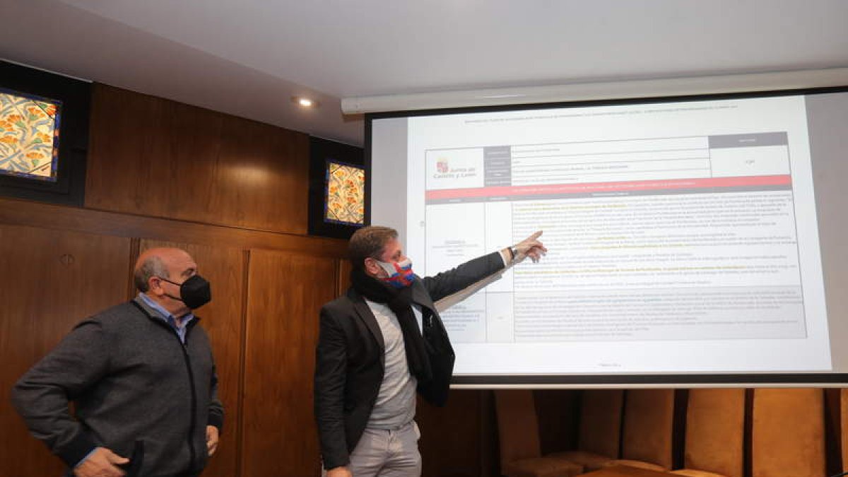 Los concejales bercianista Jesús López e Iván Alonso. L. DE LA MATA