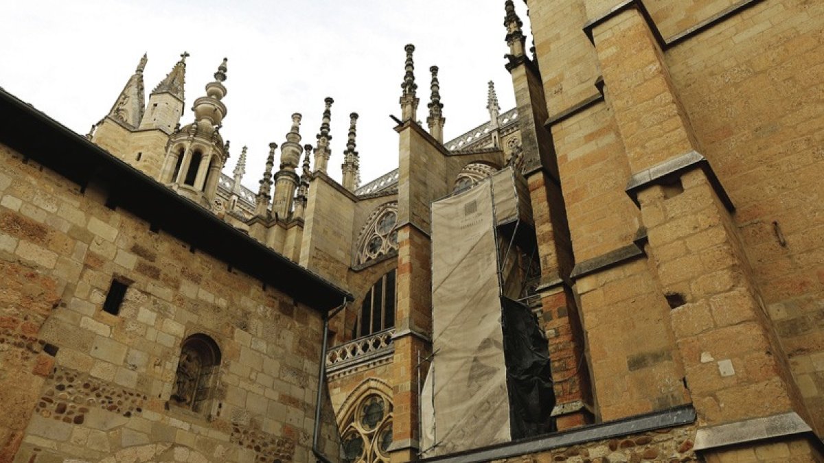Fachada septentrional, donde se están sustituyendo las piedras deterioradas. FERNANDO OTERO PERANDONES