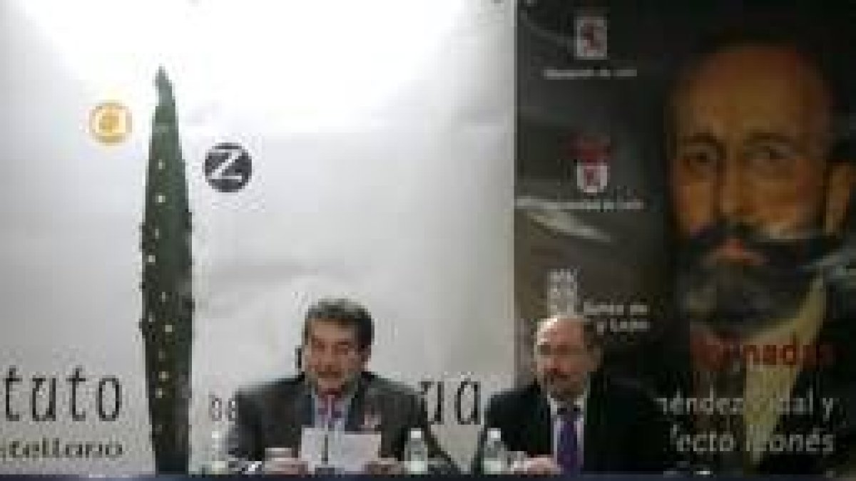 Los catedráticos José Antonio Pascual y José Ramón Morala, durante la apertura de las jornadas