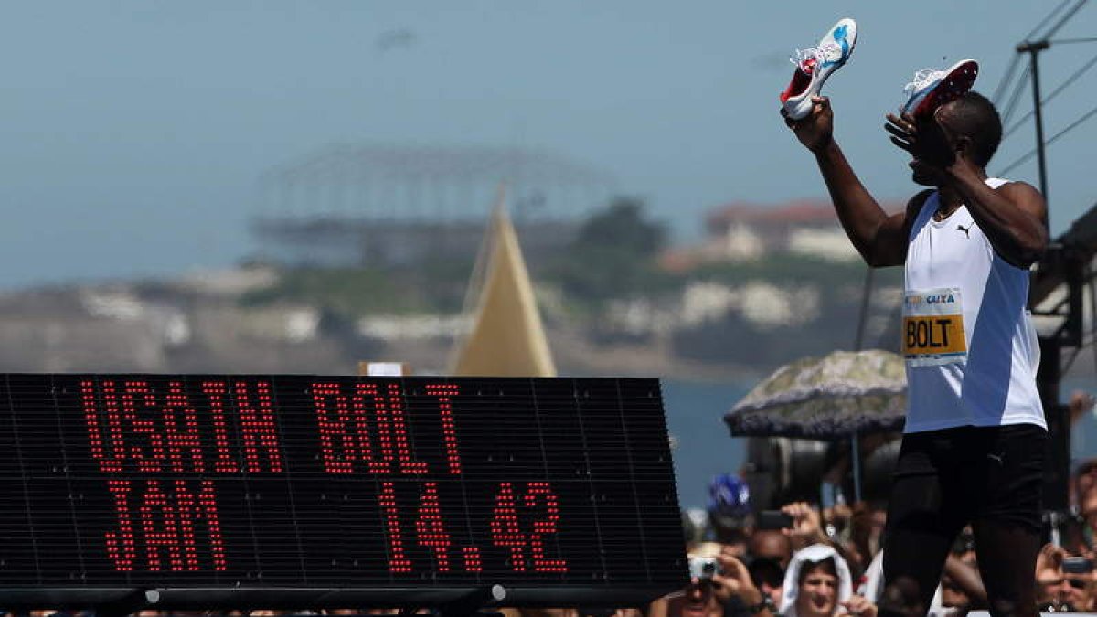 Bolt celebra, con las zapatillas en la mano, su triunfo incontestable en Río de Janeiro.