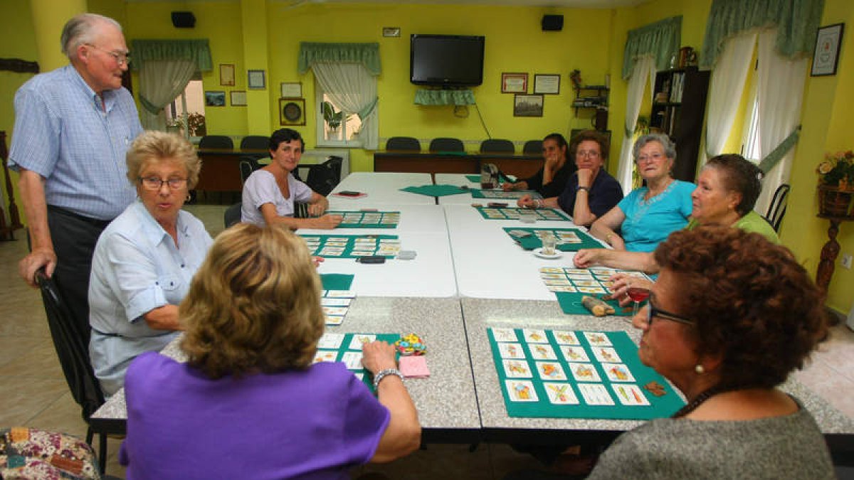 Varios vecinos de la localidad berciana juegan a las cartas mientras recuerdan el desastre.