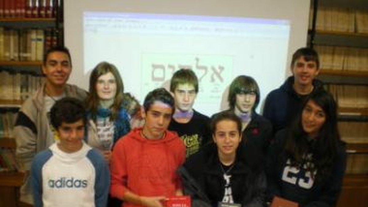 Algunos alumnos con los textos en hebreo, griego y latín.