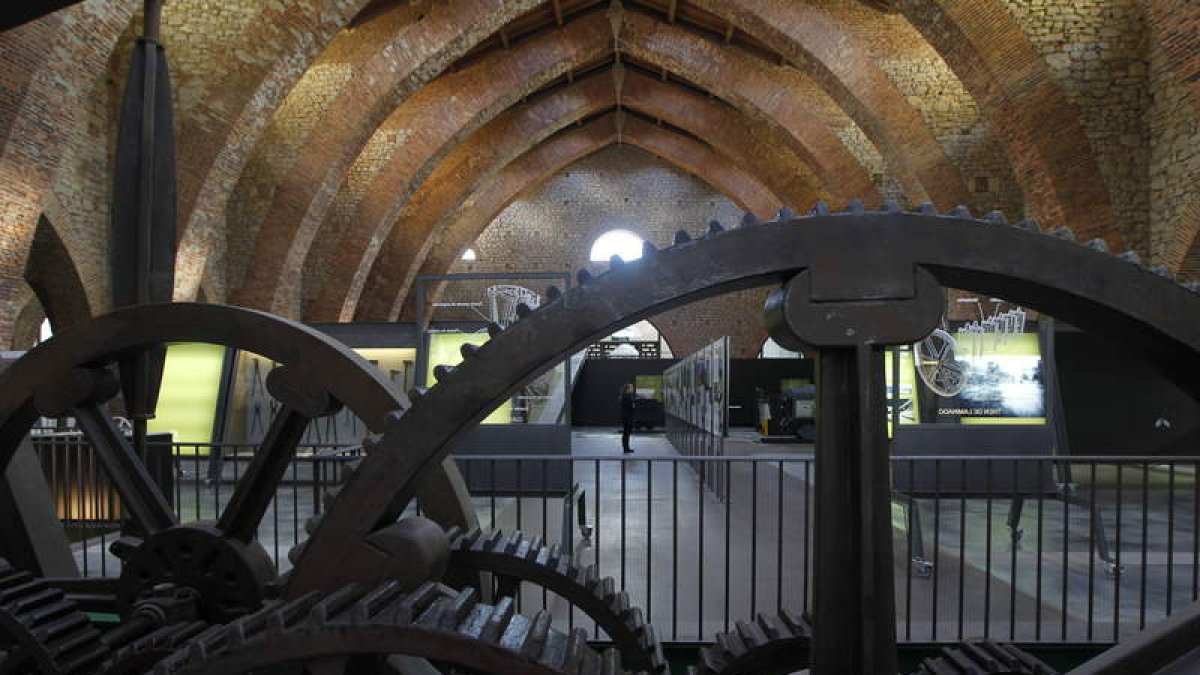 Vista general de una de las salas del Museo de la Siderurgia y la Minería de Sabero en la que se ven algunos de los paneles de la nueva exposición, que trata sobre los cien años de la industrialización.