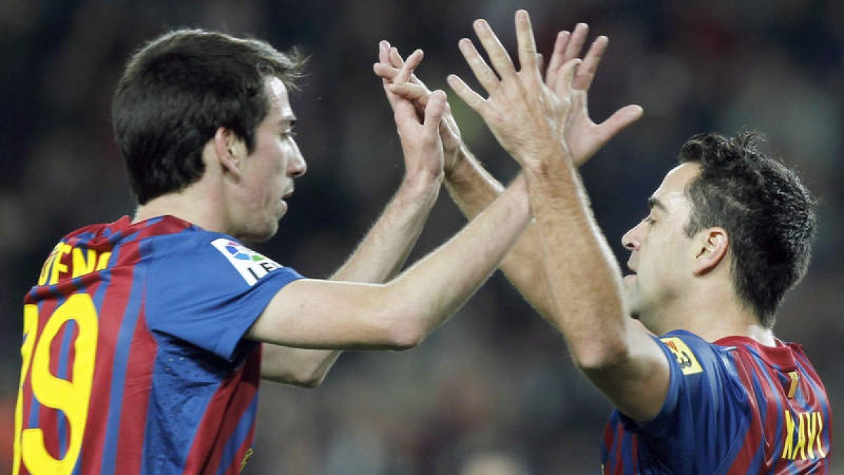Cuenca y Xavi celebran un gol del Barça.