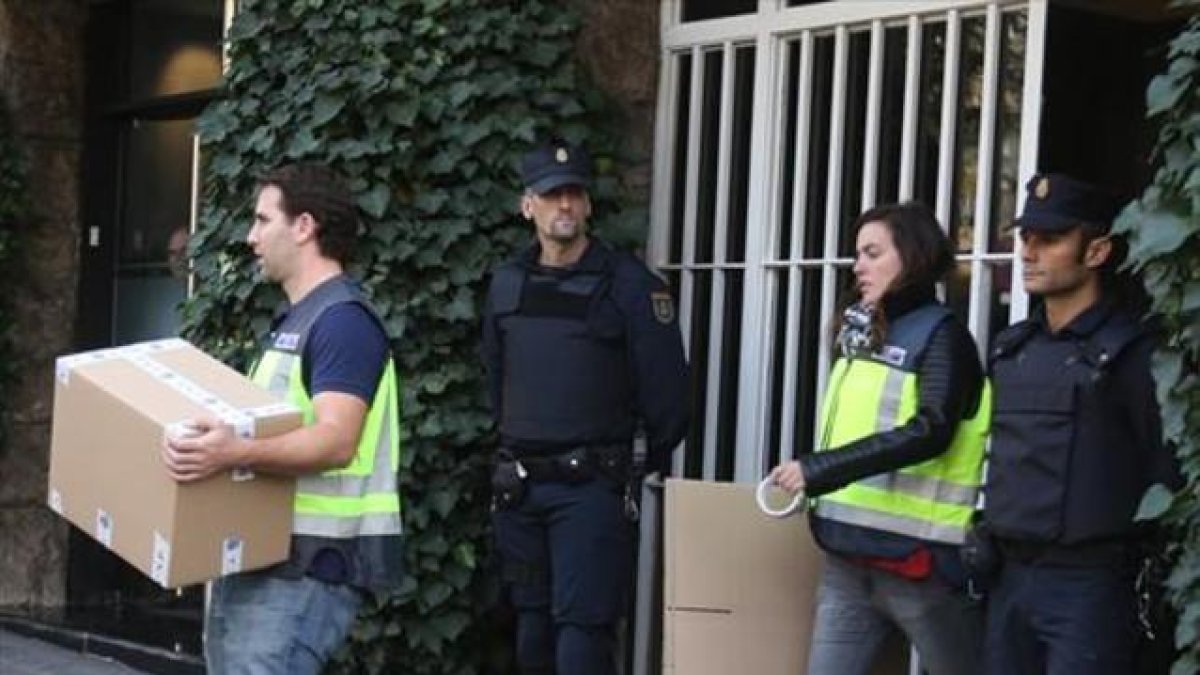 La Policía se lleva el material incautado en las dependencias utilizadas por Jordi Pujol Ferrusola en el domicilio de sus padres en Barcelona.