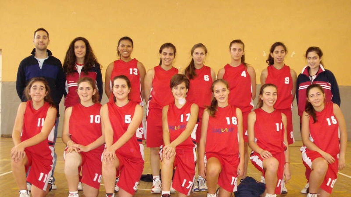 Formación del Colegio Leonés de la categoría cadete femenino.