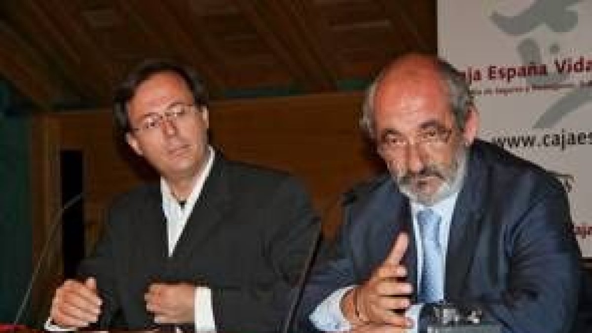 El presidente de la Fundación Abracadabra, Juan José García, y Santos Llamas