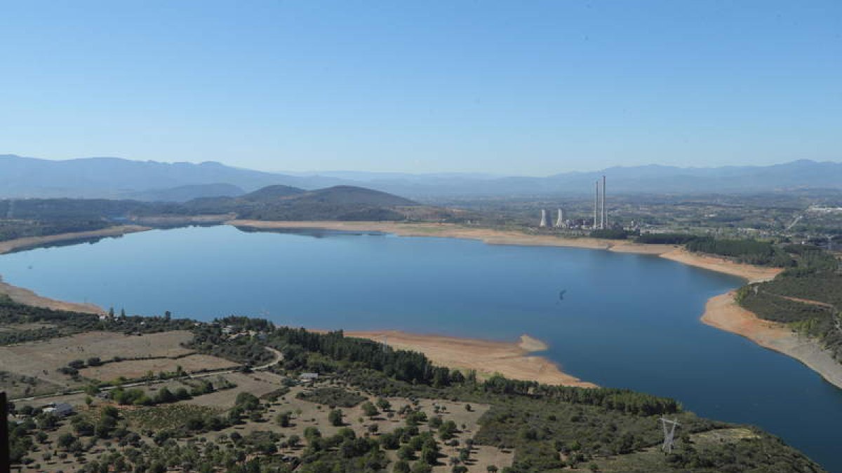 Vista general del pantano de Bárcena, un atractivo turístico que une a Congosto, Cubillos, Ponferrada y Toreno. L. DE LA MATA