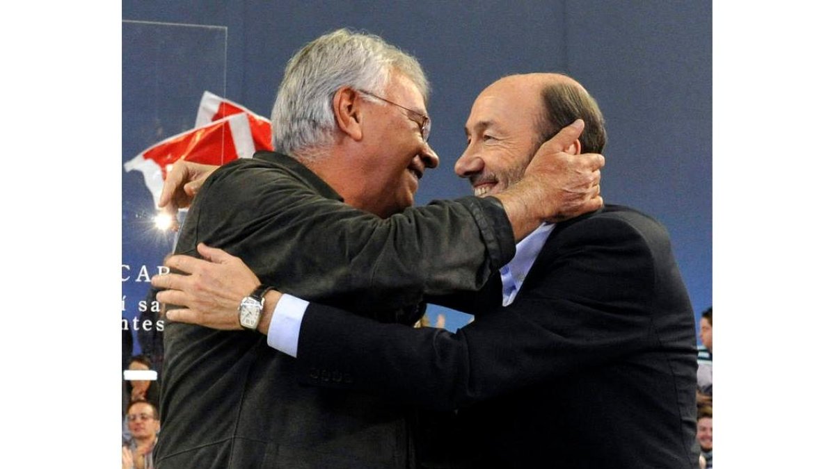 González abraza a Rubalcaba en el mitin de ayer.