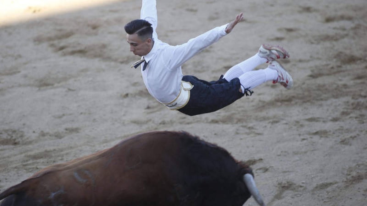 Momento de la tarde durante el que tuvo lugar la exhibición de cortes que puso el broche final a las jornadas taurinas.