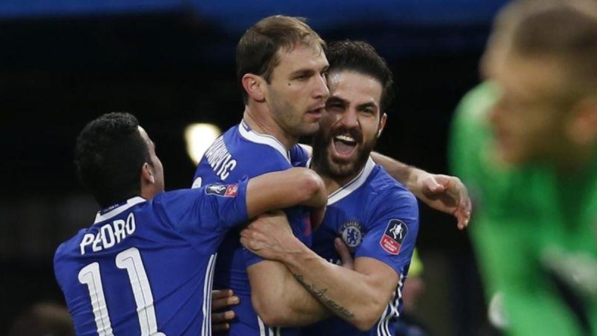 Ivanovic, abrazado por Pedro y Cesc Fàbregas tras marcar su último gol con el Chelsea, el pasado sábado en la Copa.
