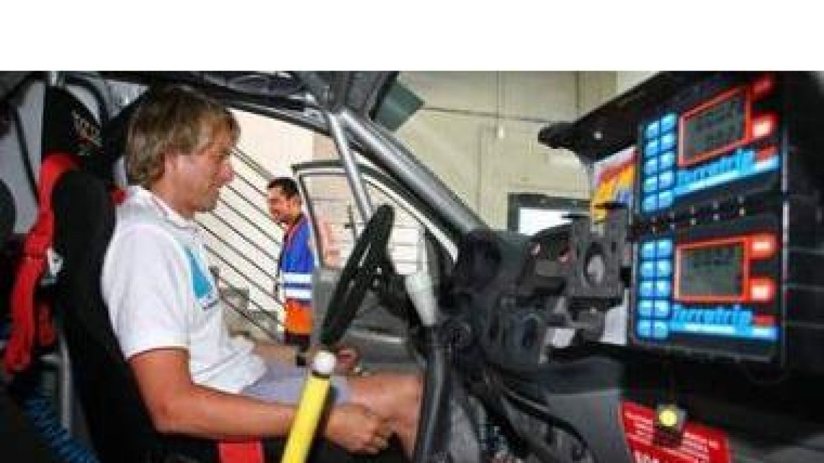 Jesús Calleja, en el interior de su Toyota con el que ha conseguido brillar en la BajaEspaña Aragón.