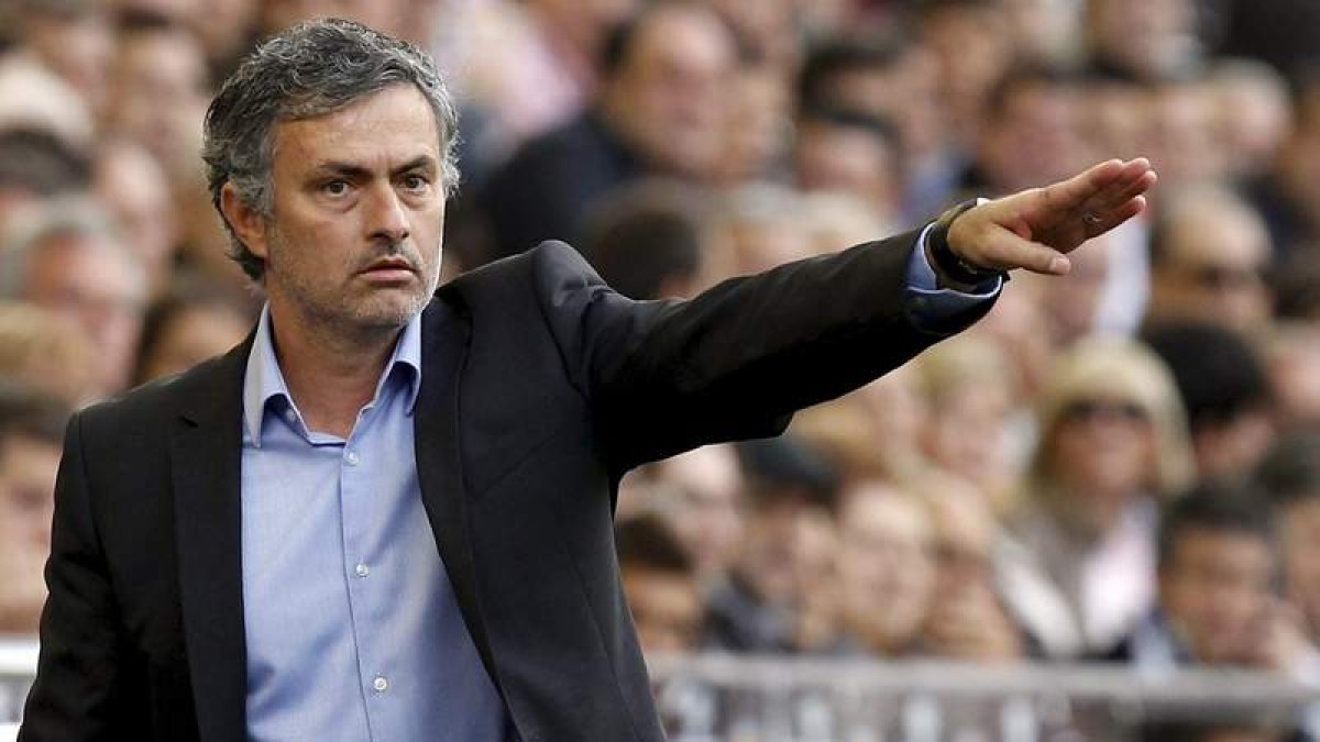 José Mourinho da instrucciones a sus jugadores durante un partido de Liga.