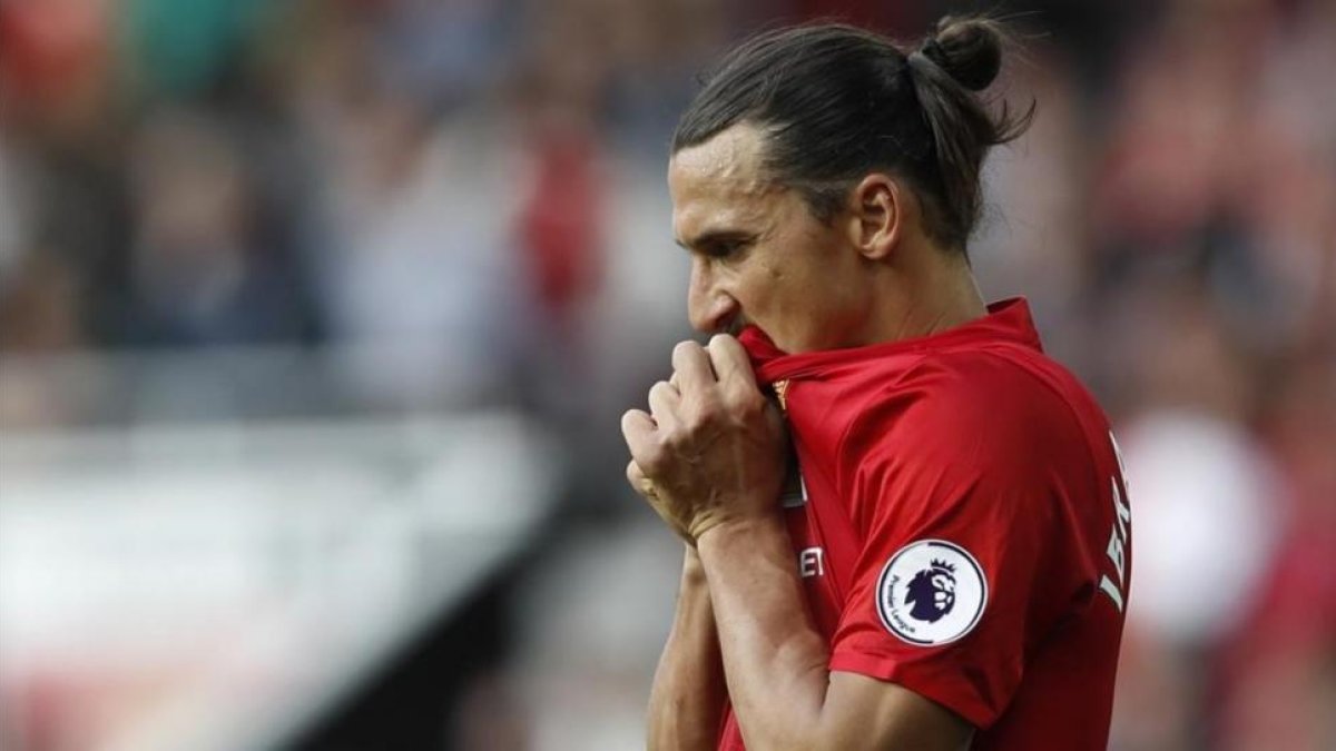 Zlatan Ibrahimovic durante un encuentro con el United.