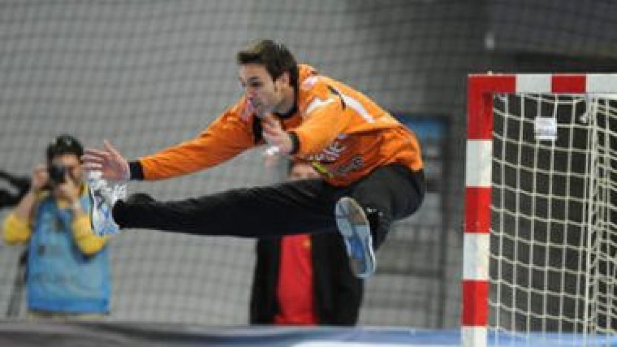 El meta Vicente Álamo realiza una acción espectacular durante un partido.