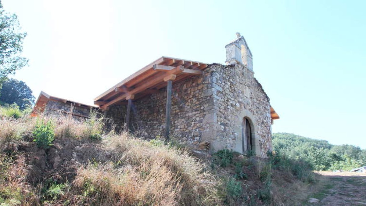 Los trabajos para reconstruir la ermita se iniciaron en agosto del 2008. Este fin de semana celebrará su primera misa.