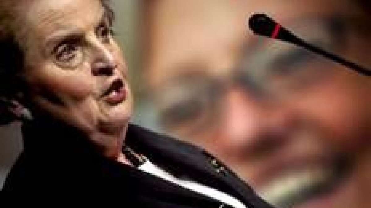 Madeleine Albright desvela asuntos de alta política pero con cuentagotas