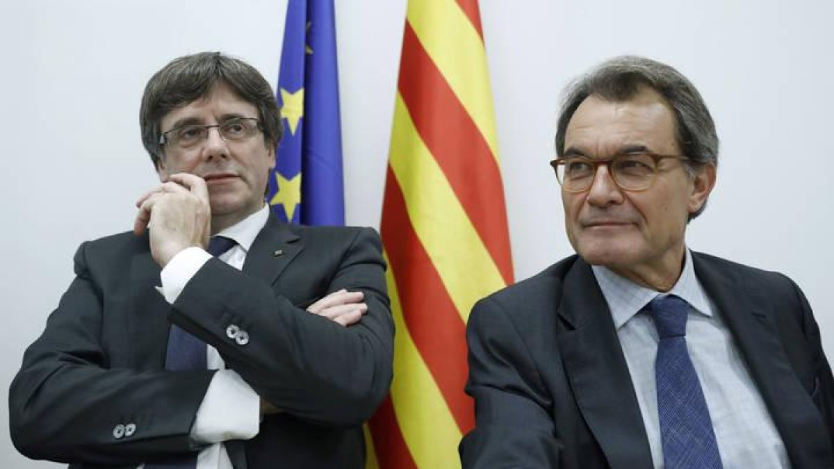 Carles Puigdemont y el expresidente Artur Mas presiden esta tarde el Comité Nacional del PdeCat, para valorar el referendum celebrado ayer en Cataluña.