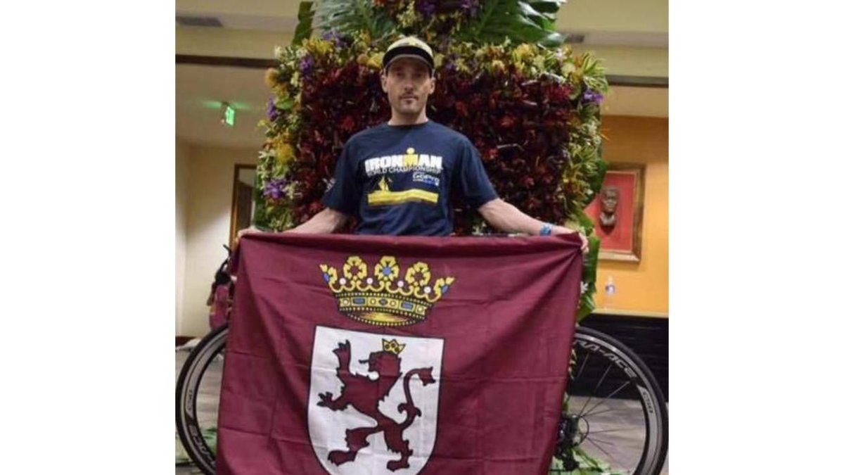 Pedro Cuevas con la bandera de León que llevó a Hawái durante la prueba.