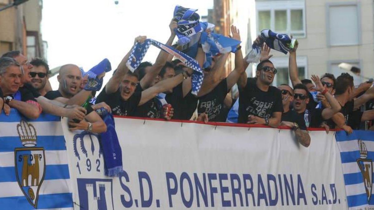 Los jugadores blanquiazules, eufóricos sobre el autobús de ascenso, entre banderas y bufandas a la llegada a la plaza de Julio Lazúrtegui.