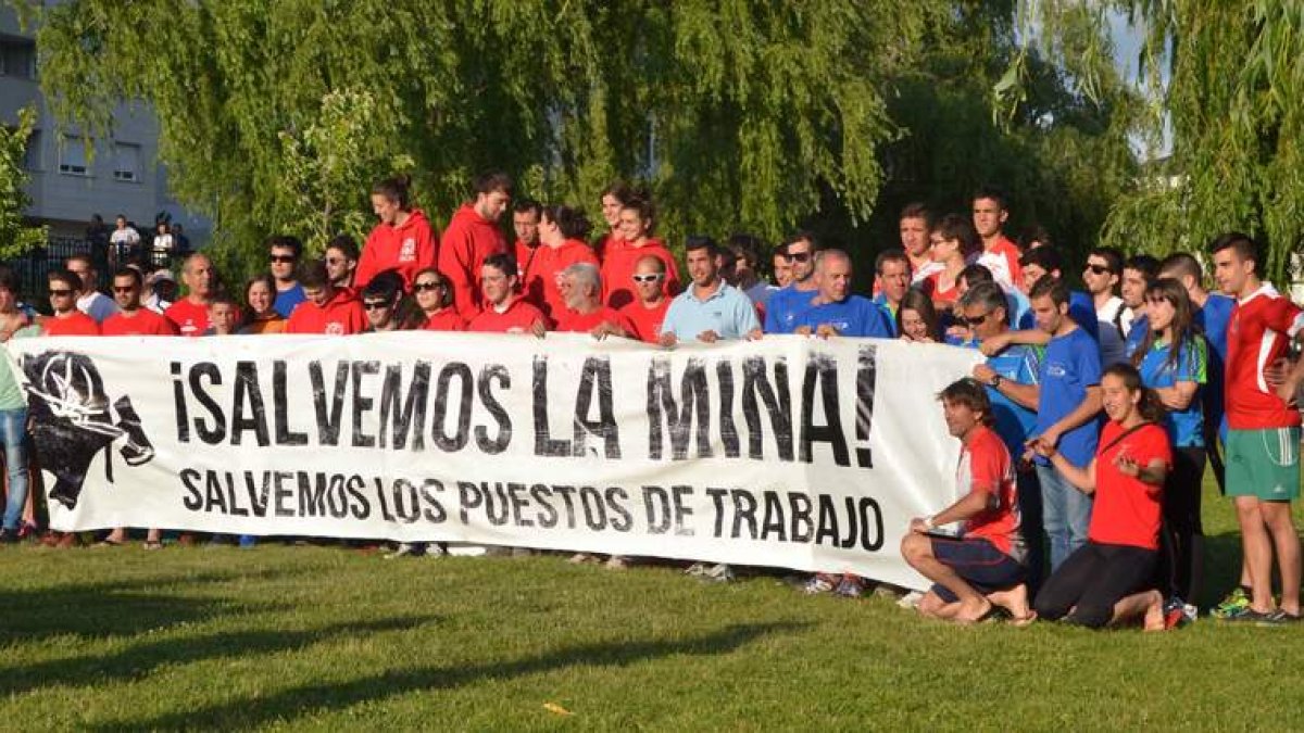 Los piragüistas mostraron una pancarta de apoyo a la minería.