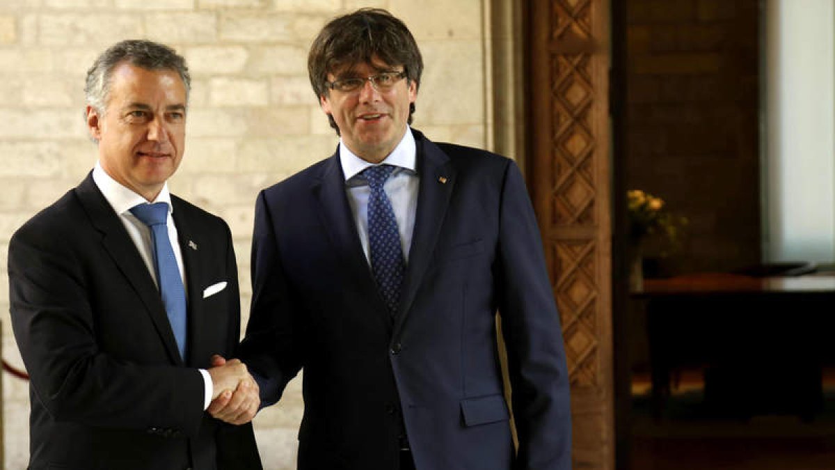 Frío saludo entre Urkullu y Puigdemont, ayer en Barcelona. ALBIR