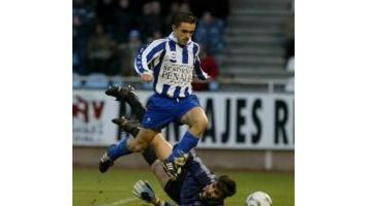 Vilches derribó a Alejandro en el área. La acción supuso penalti y expulsión para el meta asturiano