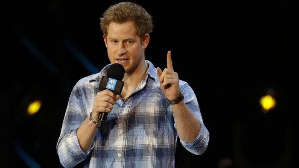 El príncipe Enrique ejerce de maestro de ceremonias en el acto inaugural de Free The Children, en el Wembley Arena de Londres.