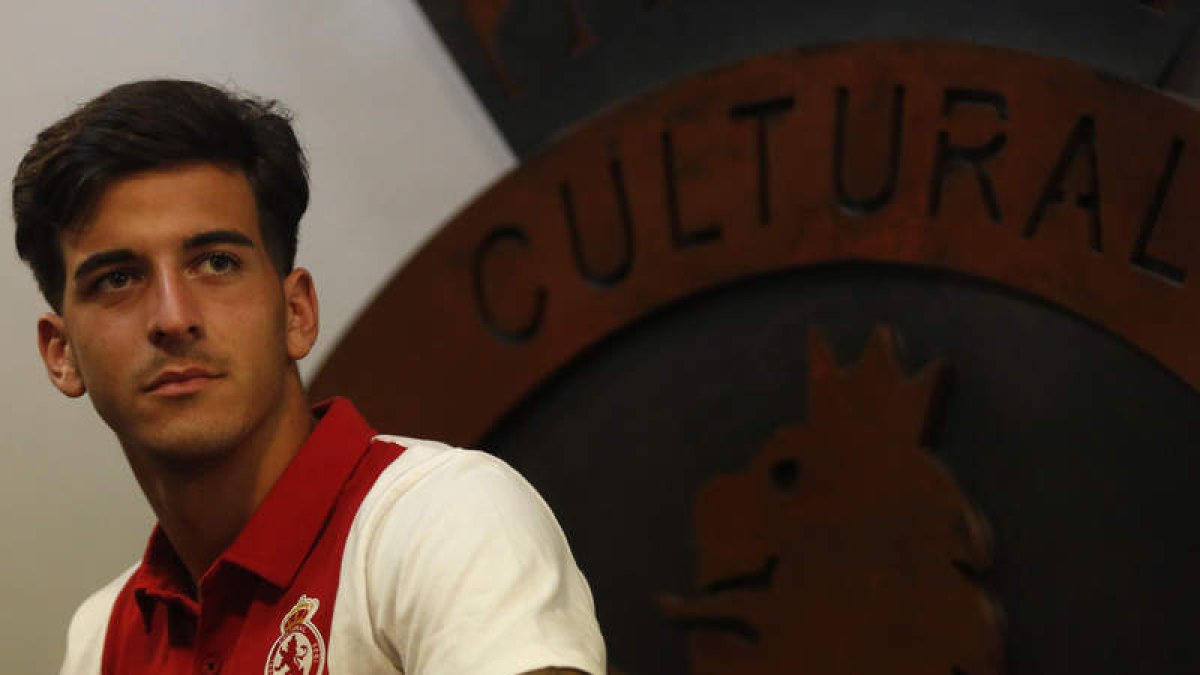 Riki Mangana, ayer durante su presentación oficial con la Cultural y Deportiva Leonesa. FERNANDO OTERO