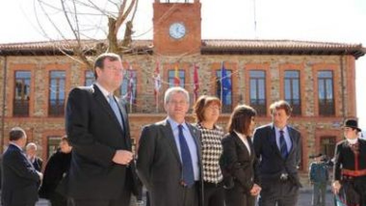 Los dos homenajeados, Silván y Matilla, flanqueados por el alcalde y un concejal.