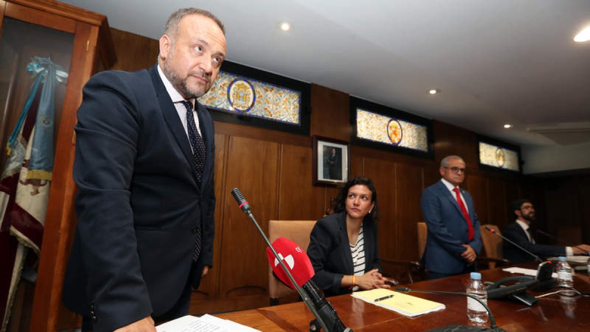 Courel toma posesión junto a la mesa de edad, ayer en el salón de plenos de Ponferrada. ANA F. BARREDO