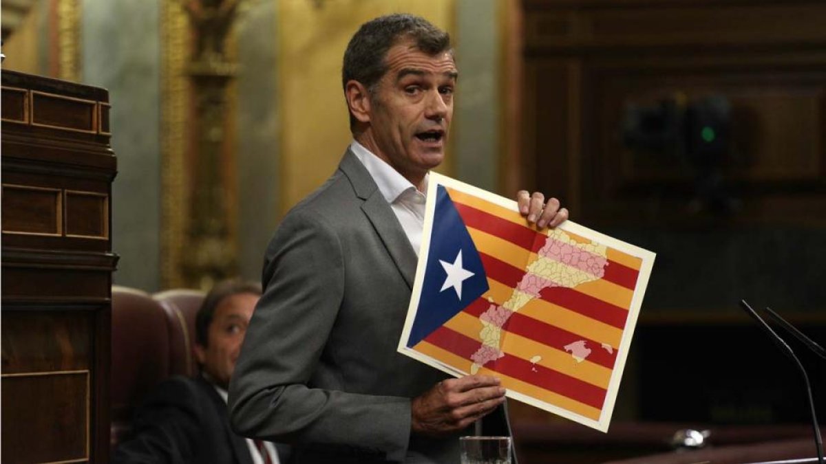 Lourdes Ciuró dedica un corte de mangas a Toni Cantó.