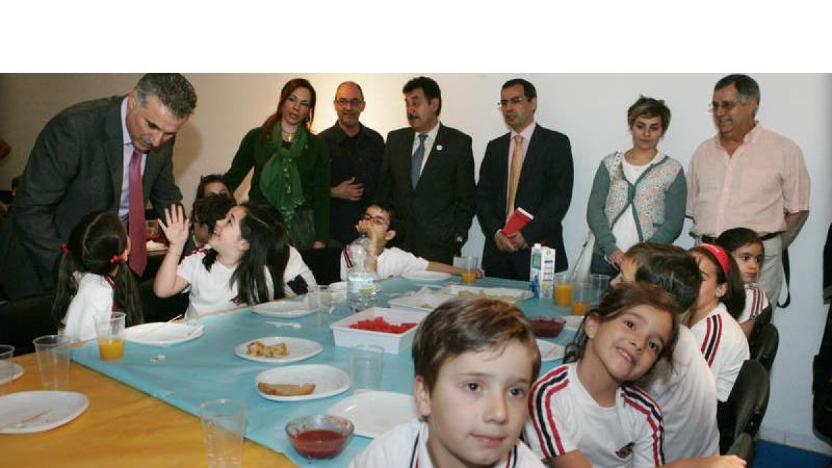 Los primeros escolares pasaron ayer por la mañana por el Aula de Consumo.