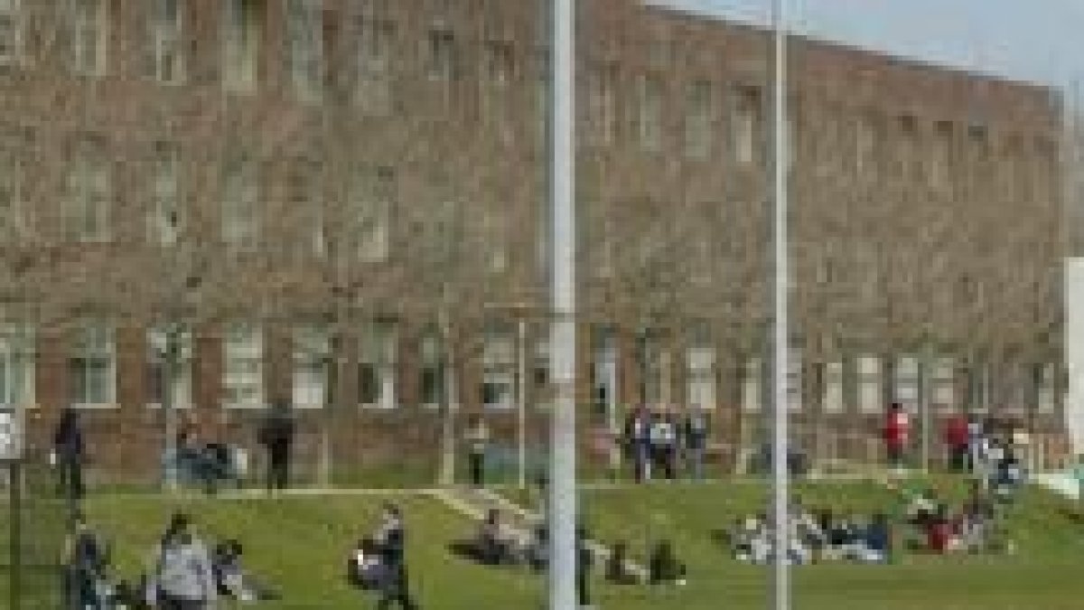 Universitarios del Campus de Vegazana en los jardines de la Facultad de Filosofía