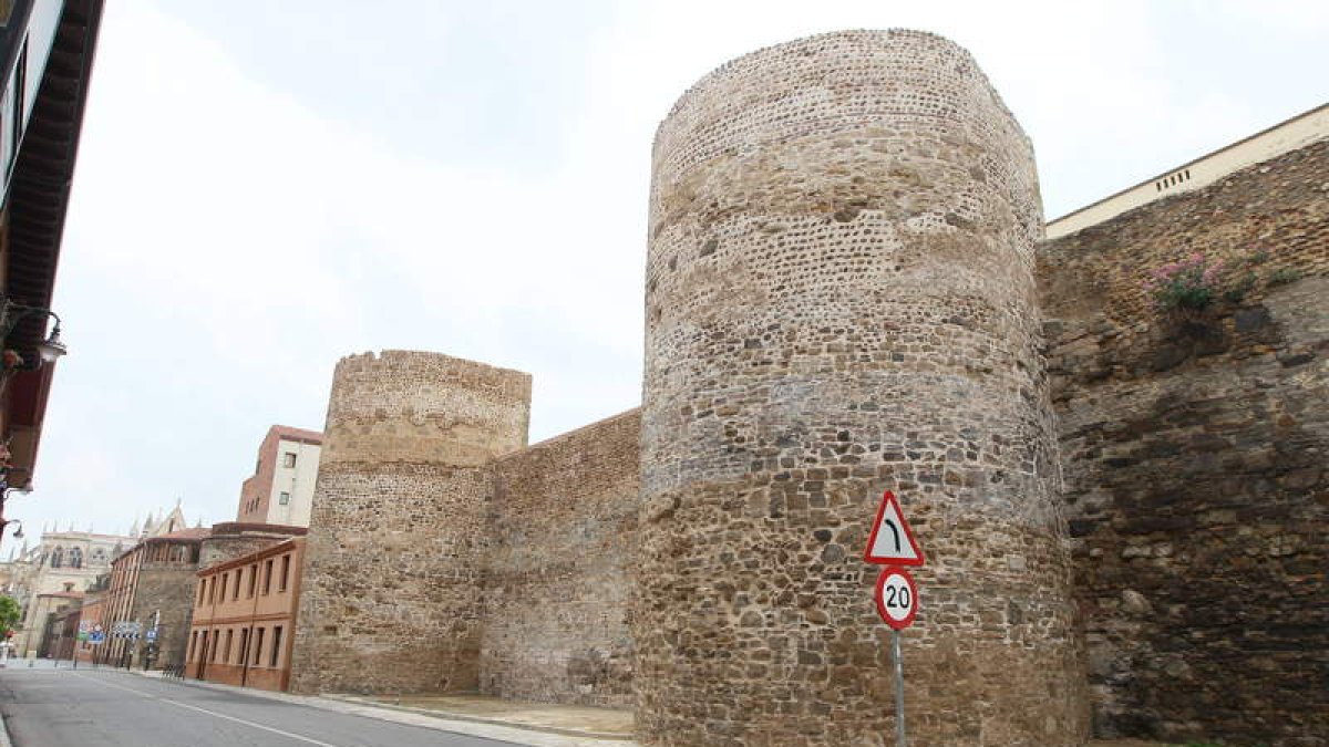 Los cubos de la muralla leonesa que ahora han sido rehabilitados y consolidados.
