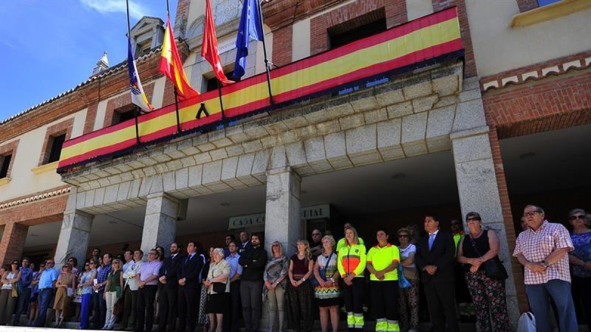 El Ayuntamiento de Las Rozas (Madrid) ha guardado este mediodía un minuto de silencio en memoria de Ignacio Echevarría, el joven español muerto en los atentados de Londres del pasado sábado.