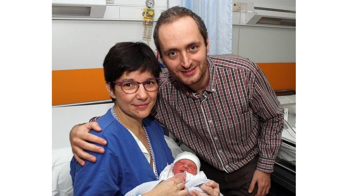 Laura y Daniel posan con su hijo, Uriel Martínez Martínez, el segundo niño nacido en Castilla y León que ha llegado al mundo con casi tres kilos de peso y 49 centímetros de talla en el Complejo Hospitalario de León.