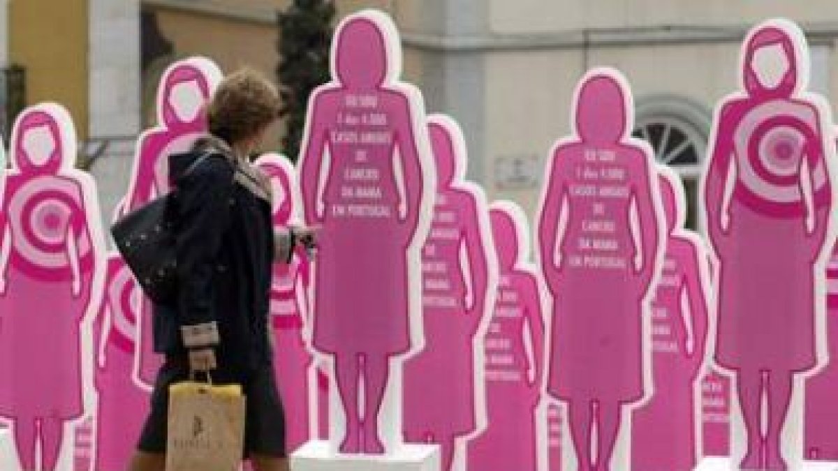 Exposición realizada en Portugal para concienciar sobre el cáncer de mama.