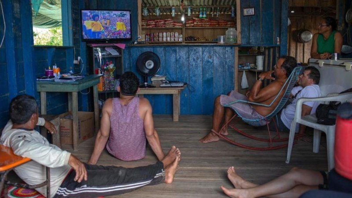 Aficionados brasileños siguen por televisión el Brasil-Serbia desde Sao Raimundo do Jaragua, en Amazonas.