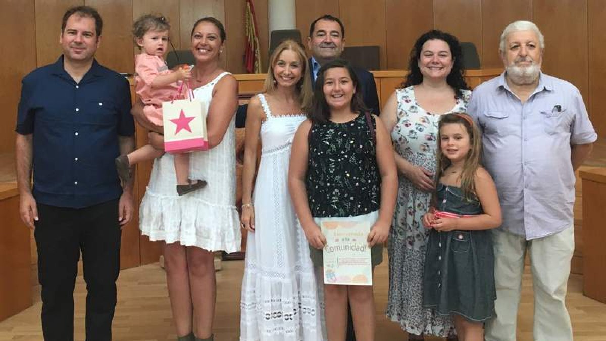 Los miembros de la familia de Lara, junto a la pequeña, en la sede municipal. DL