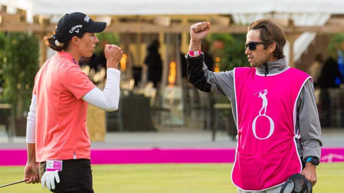 Carlota Ciganda celebra con Álvaro Alonso Prada una jugada que acabó en birdie en un Open de España que tras dos segundos puestos se apuntó de manera brillante. DL