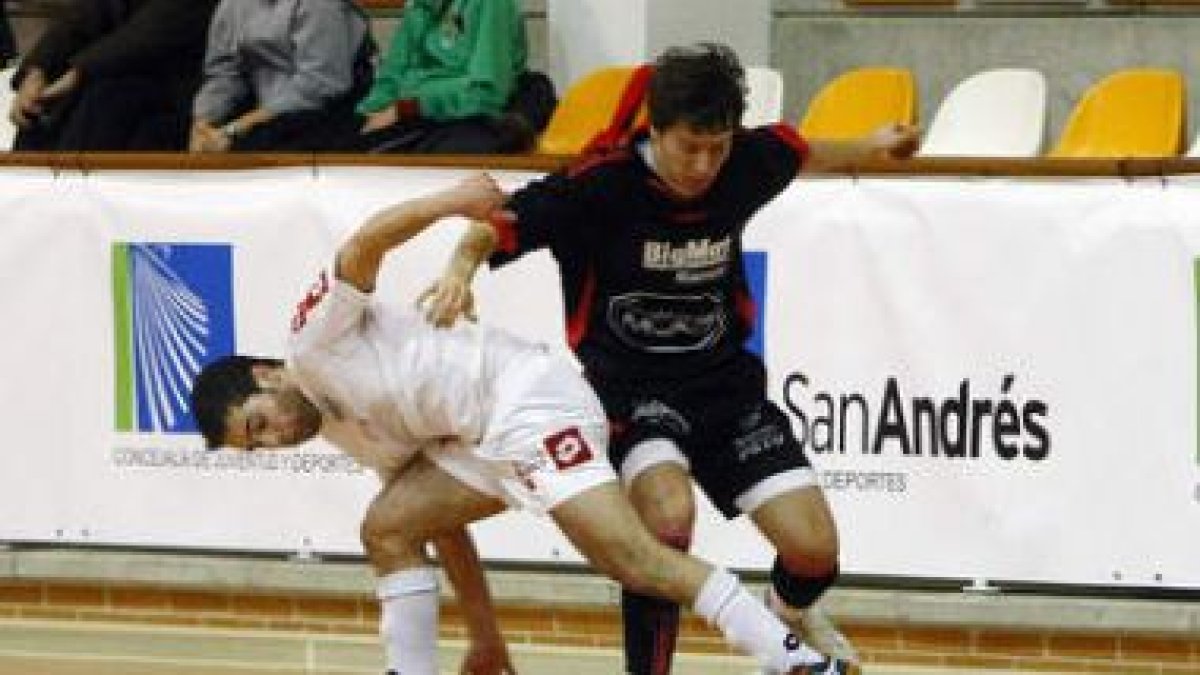 Dani, a la izquierda, se lleva el balón a pesar de la oposición del jugador visitante Marcial.