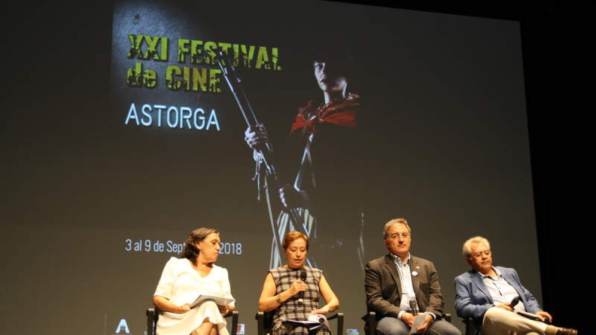 Emilia Villanueva, Amelia Villaín, Arsenio García y José Miguel Nieto, en el Teatro Gullón. DL