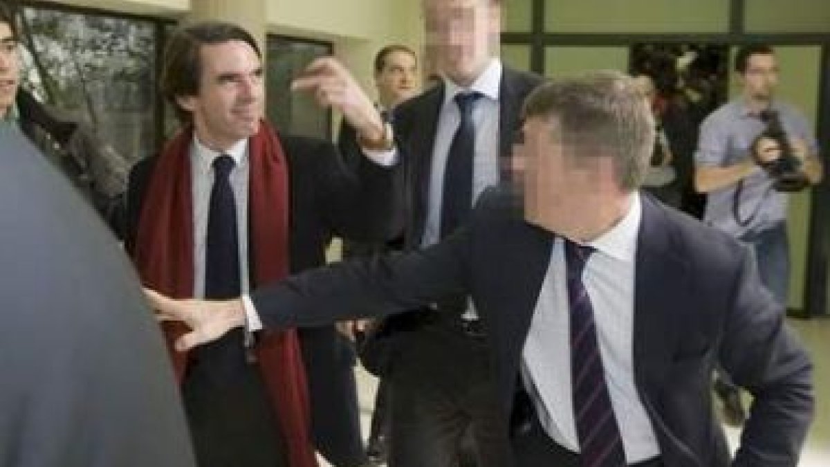 Aznar saludó con una «peineta» a los que le increpaban.