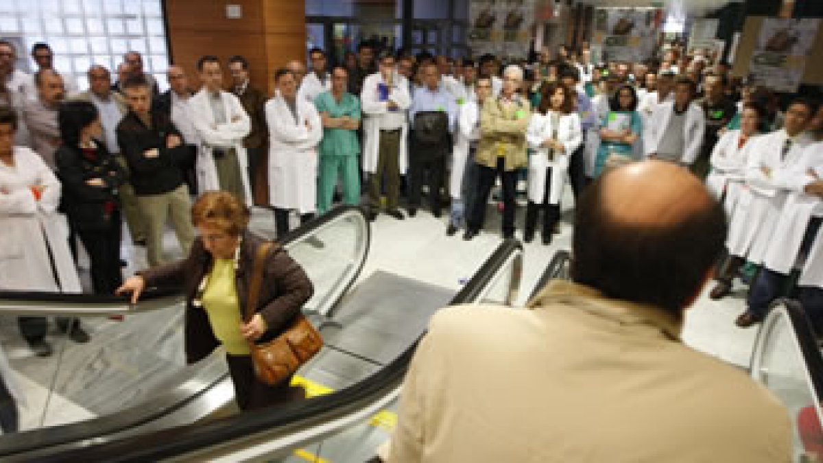 Villarig se dirige a los médicos en una de las jornadas de huelga de médicos en el 2008.